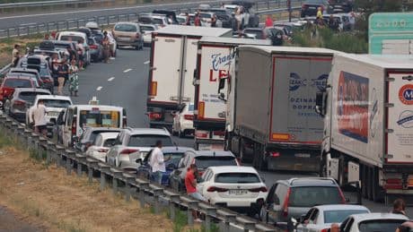 Retenciones de tráfico por el puente de agosto y siete carreteras cortadas por los incendios