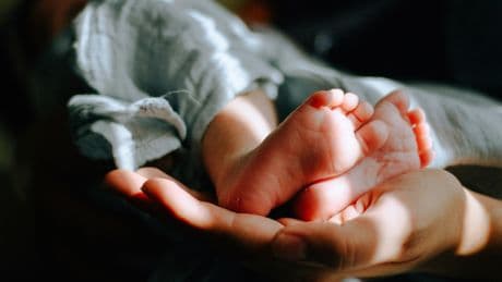 Si nous arrêtions de faire des bébés, en combien de temps l'humanité disparaîtrait-elle?