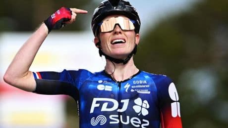Demi Vollering grijpt macht in Vuelta Femenina en soleert naar zege en rode trui