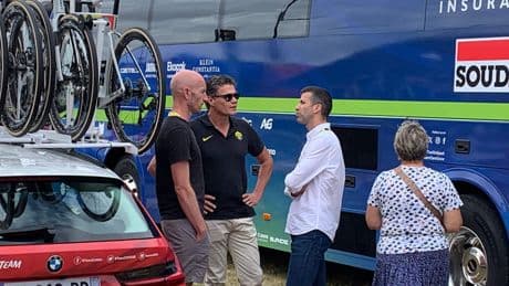 Na geanimeerde discussie van ruim 20 minuten: ploegleiders begraven strijdbijl na Tour-heisa rond valpartij Demi Vollering