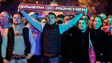 Meisterschaft des FC Bayern München: Fans jubeln auf der Leopoldstraße – Kritik an Kosten für Feier auf dem Rathausbalkon