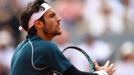 El polémico pelotazo de Musetti a una jueza de línea en Roland Garros: a Djokovic le costó una expulsión del US Open