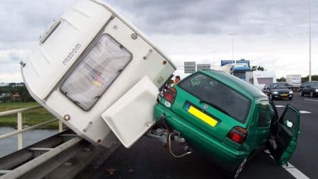 Dit moet je (niet) doen als je caravan begint te slingeren