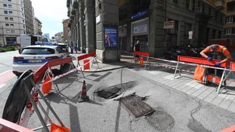 Sampierdarena, cede l’asfalto in via Cantore: transennato un tratto di carreggiata