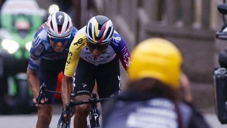Bernal se impone a Landa en otro bochornoso y precipitado final