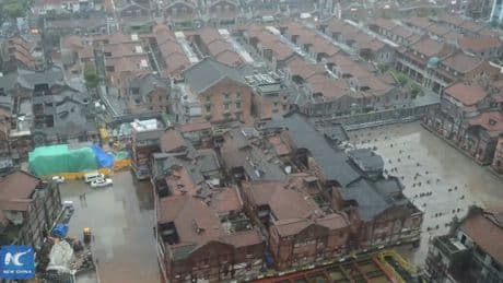 China está moviendo bloques de edificios enteros a la vez para construir debajo. ¿Por qué? Porque puede