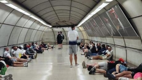 Cientos de ingleses tuvieron que dormir en estaciones de metro, bares y recepciones de hotel