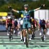 Milan klopt Van Aert en maakt favorietenrol waar met winst in achtste Tour-rit