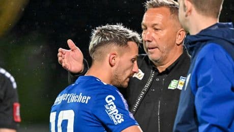 Blutiger Cut über dem Auge! - Ex-Schalker verpasst Trainer eine Platzwunde