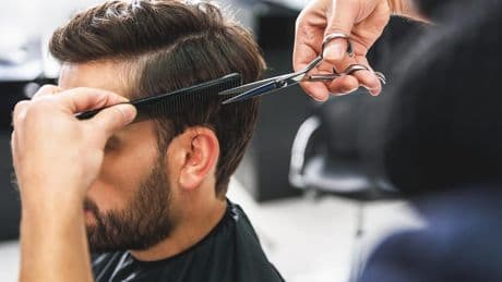 Termin beim Friseur: Davor Haare waschen – oder lieber nicht?