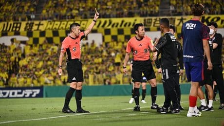 Wieso denn das? - Japan-Schiris pfeifen in 3. deutscher Liga