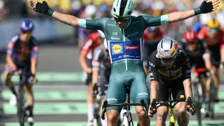 Jonathan Milan se estrena y acaba seis años después con el maleficio italiano en el Tour