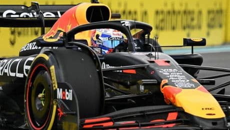 Verstappen derde in training Miami na late aankomst