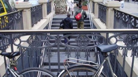Cierre temporal de dos de los accesos de la estación de metro Liceu