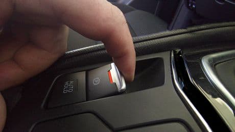 Auto-Notfall? Mit diesem Knopf bringen Sie das Fahrzeug zum Stillstand