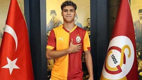 Galatasaray, Altınordu'dan 16 yaşındaki oyuncuya resmi imzayı attırdı