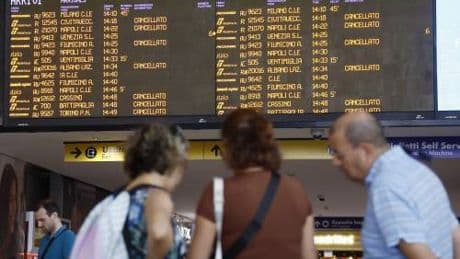 Cancellazioni e caos scioperi, giornata nera per i treni: ritardi fino a 210 minuti