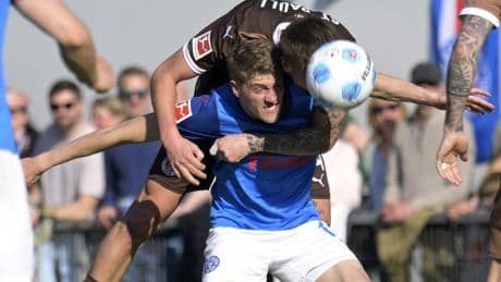Niederlage gegen St. Pauli: Kurioses Eigentor vergrößert Kieler Abstiegssorgen