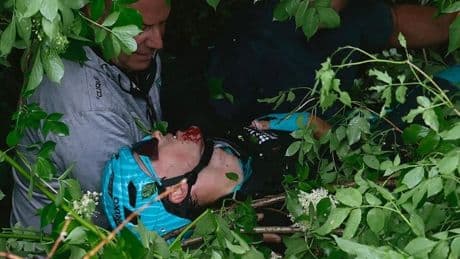 Escalofriante caída en el Giro: un ciclista se precipita por un talud y tienen que rescatarlo