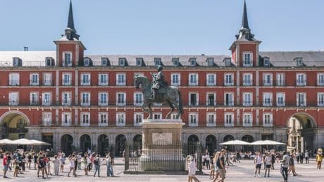 Madrid cree tener una idea para ordenar su turismo: que vecinos y turistas no convivan en los mismos edificios