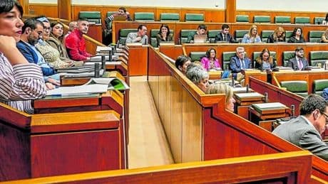 Este es el currículum de los políticos vascos: mucho abogado, tres con FP y dos sin titulación