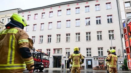 Dachstuhl und Fassade drohen nach unten zu stürzen – Haus in Berlin-Mitte wird geräumt