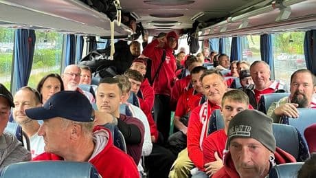 Nach Bus-Panne - Traditionsklub fährt mit Fans ins Stadion