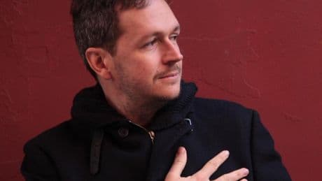 Poesía entre escaleras mecánicas: Ignacio Vleming convierte el centro comercial en un escenario lírico