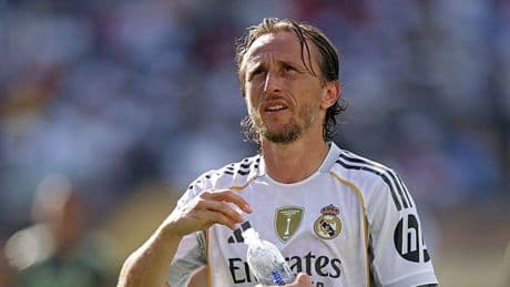TRANSFER HABERİ: Milan Real Madrid’den ayrılan Modric’i kadrosuna katıyor!