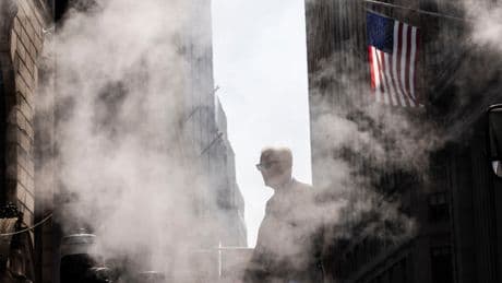 ¿Corrección o huida hacia adelante? Wall Street ya bate a Europa y enfila su tercer año de subidas