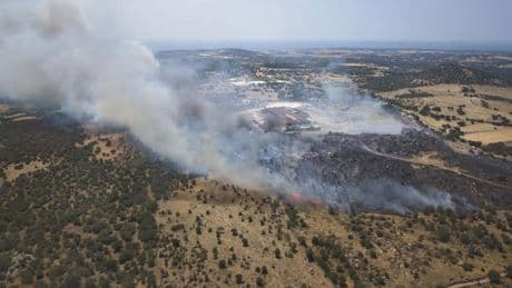 Çanakkale'de tarım arazisinde başlayan yangına havadan ve karadan müdahale ediliyor