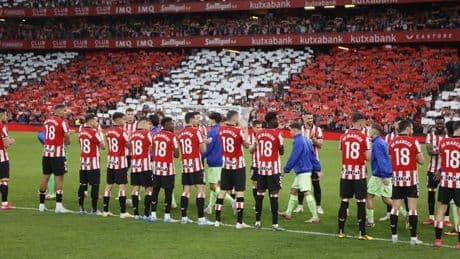 Enorme pitada de San Mamés al Barça durante el pasillo de los jugadores del Athletic