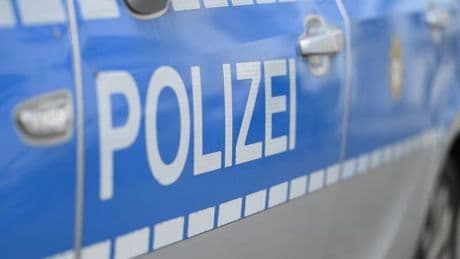 Polizei löst Sitzblockade auf – Kind wirft Flasche auf Beamte