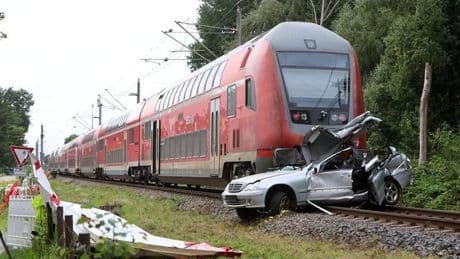 Unfall in Niedersachsen: Junge und Mann sterben bei Zusammenstoß von Zug und Auto