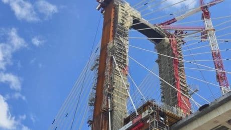 La Guardia Civil registra Acciona y requisa el expediente completo de la obra del puente del Centenario, en Sevilla