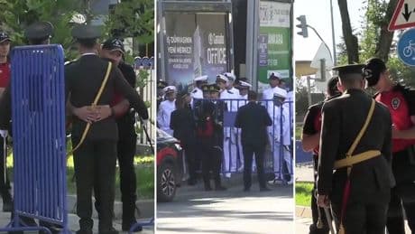 Anıtkabir'de subay ve astsubayların polis tarafından aranması tartışılıyor