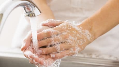 Warmes Wasser zum Händewaschen? Diese überraschende Erkenntnis sollten Sie kennen