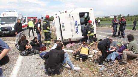 Metro Turizm'in yolcu otobüsü devrildi: 13 kişi yaralandı