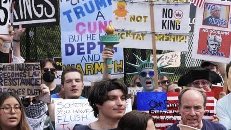 El polvorín de EEUU: manifestaciones multitudinarias contra Trump, un desfile militar y un asesinato de violencia política