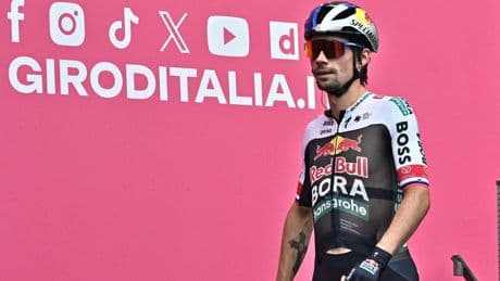 La última revolución del ciclismo: la función de este botón que lleva en el maillot Primoz Roglic en el Giro de Italia