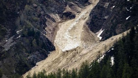 Bergsturz in der Schweiz: Person vermisst, Flutwelle droht