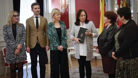 Vox impone al PP ahogar a la AVL con un recorte sin precedentes y debilitar al valenciano