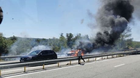 Alpes-de-Haute-Provence: une voiture prend feu sur l'A51 près de Villeneuve