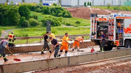 Staus: Starkregen spült Schlamm und Steine auf A4 - Vollsperrung