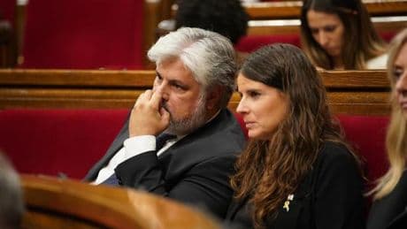 Junts reclama a Illa que retire el decreto que declara las renovables como prioritarias