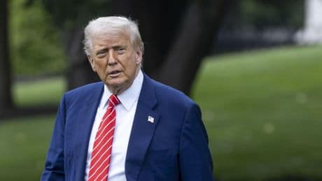 Trump dice que EE.UU. tiene un “control absoluto del cielo de Irán” y sabe “dónde se esconde” Jamenei