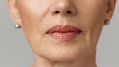 María Sánchez, maquilladora, 52 años: "Para combatir la flacidez del rostro, aplico el truco de la diadema invertida"