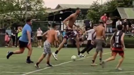 Wembanyama juega al fútbol con unos niños y parece un personaje de Avatar