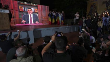 Présidentielle en Roumanie: le candidat d'extrême droite en tête du premier tour