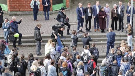 Mit Schokoladentäfelchen und Willkommensschild: „Auf geht’s, Yalla!“ – 1200 Erkrather Schüler starten Unterricht im Ausweichquartier